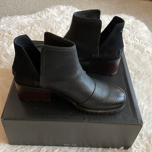 Sorel Cate cut out black booties